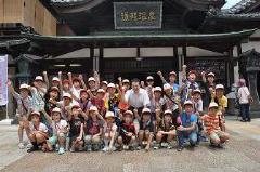 写真：まつやま観光キッズの皆さんと松山市長