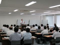 写真：新任課長研修で講話をする松山市長