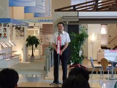 写真：出発式で挨拶する松山市長