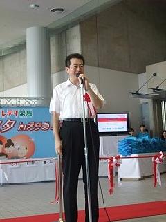 写真：オープニングセレモニーで挨拶する松山市長