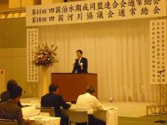 写真：通常総会で挨拶する松山市長