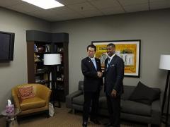 写真：米国・サクラメント市のケヴィン・ジョンソン市長と松山市長