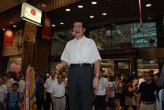 写真：開会セレモニーで参加者の皆さんを激励する松山市長