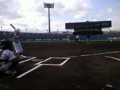 写真：松山市長がピッチャーを務めた始球式の様子