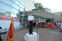 写真：開会セレモニーで参加者の皆さんを激励する松山市長