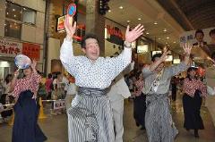 写真：野球拳に参加する松山市長