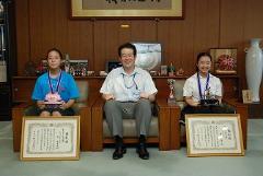 写真：左から林茉美子さん、松山市長、林美香子さん