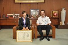 写真：池見敬子さんと松山市長