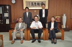 写真：米国・サクラメント市の関係者の皆さんと松山市長