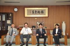 写真：青年海外協力隊員、シニア海外協力隊員の皆さんと松山市長