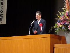 写真：日本看護学界の学術集会で挨拶する松山市長