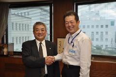 写真：橋本栄治氏と松山市長