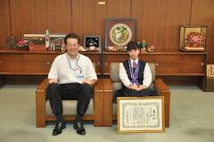 写真：山根ことみさんと松山市長