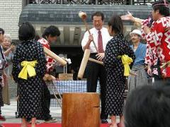 写真：子規誕生祝い餅つきの様子