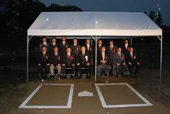 写真：完成記念式典の出席者の皆さんと松山市長