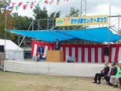 写真：開会式典で挨拶する松山市長