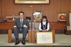 写真：近藤紗弥さんと松山市長