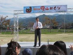 写真：里山めぐりで挨拶する松山市長