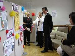 写真：参加ブースを視察する松山市長