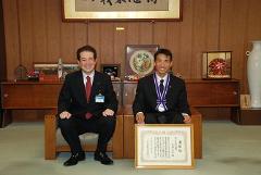 写真：武田大作さんと松山市長