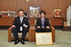 写真：田頭知也さんと松山市長