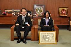 写真：高柳恵さんと松山市長