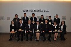 写真：入賞者の皆さんと松山市長
