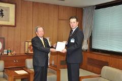 写真：松山商工会議所から要望を受ける松山市長