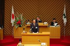 写真：質問に対する答弁を行う松山市長