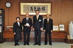 写真：久松小学校校友会の皆さんと松山市長