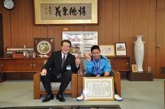写真：長山諒太さんと松山市長