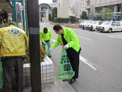 写真：清掃活動をする松山市長