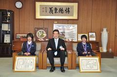 写真：左から野本恵里さん、松山市長、神山愛姫さん