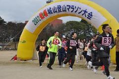 写真：マラソン大会に参加する松山市長