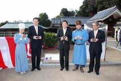 写真：左から佐伯静香さん、松山市長、愛媛県知事、近藤誠二さん、東温市長