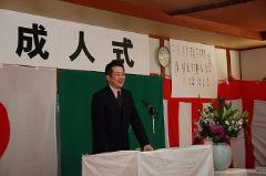 写真：成人式で新成人を激励する松山市長