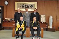 写真：池山隆寛さんの代理の宮本慎也選手と松山市長