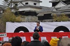 写真：松山城誕生記念祭で挨拶する松山市長