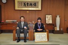 写真：宮下幸子さんと松山市長