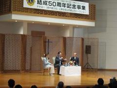 写真：鈴木宣之氏と対談する松山市長