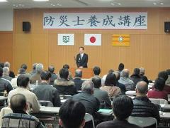 写真：防災士養成講座で挨拶する松山市長