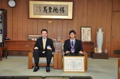 写真：山本達也さんと松山市長