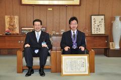 写真：日野知さんと松山市長