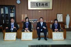 写真：左から一色建志さん、近平奈緒子さん、宮崎早織さん