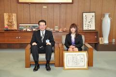 写真：山下志保さんと松山市長
