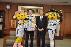 写真：阪神タイガースの皆さんと松山市長