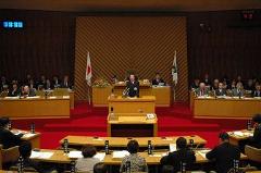 写真：質問に対し答弁をする松山市長