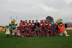 写真：愛媛FCの選手の皆さんと松山市長