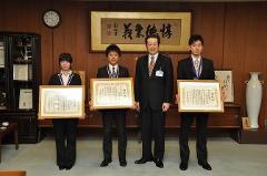 写真：左から段王里菜さん、上村耕平さん、松山市長、田中允人さん