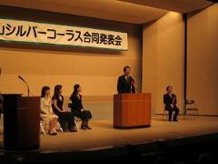 写真：合同発表会で挨拶する松山市長